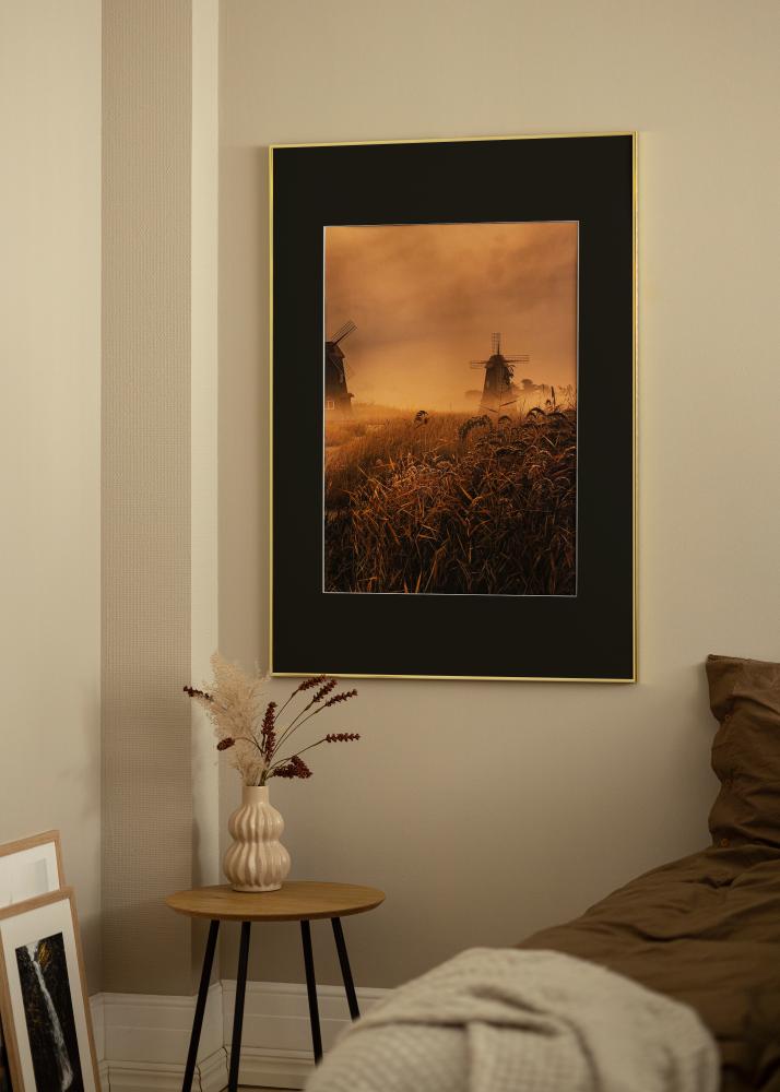 Ram med passepartou Fotolijst Visby Glanzend Goud 70x100 cm - Passe-partout Zwart 62x93 cm